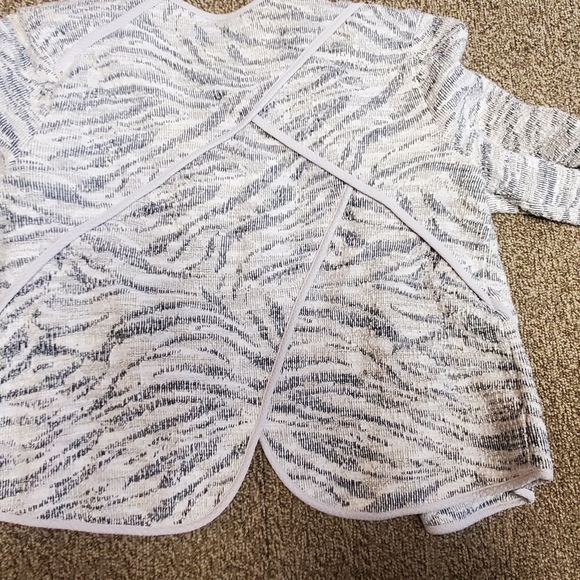 Nic + Zoe jacket size PL cream with a subtle metallic thread - Picture 2 of 4